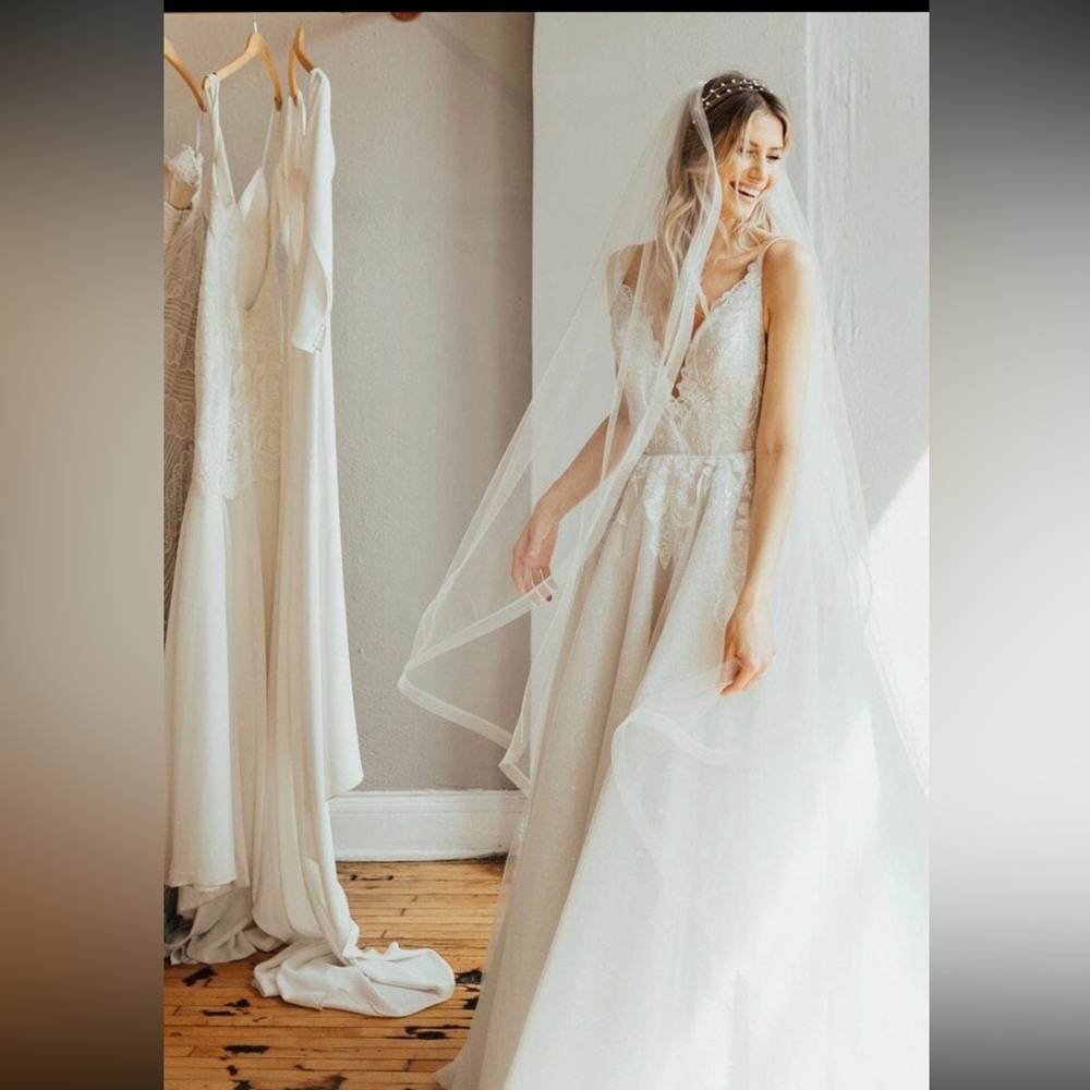 Brand new, chapel length horse hair trim wedding veil